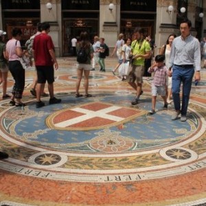 Au centre de la galerie Vittorio Emmanuel II à Milan