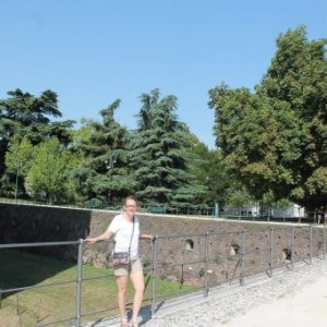 Devant les douves du château Sforza à Milan