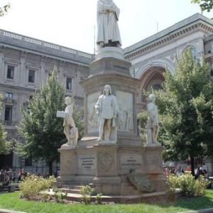 Statue de Léonard de Vinci devant la scala de Milan