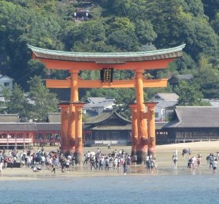 beaucoup de monde autour du tori flottant de Miyajima