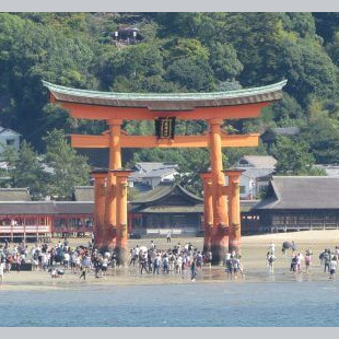 beaucoup de monde autour du tori flottant de Miyajima