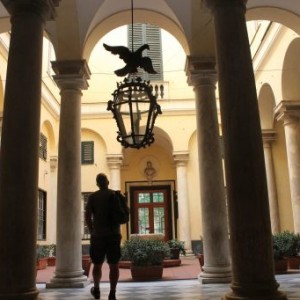 cour intérieure en se promenant sur la via Garibaldi à Gênes