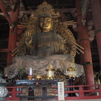 imposante statute dans le temple Todai-ji à Nara