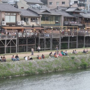 le long de la rivière Kamo à Pontocho