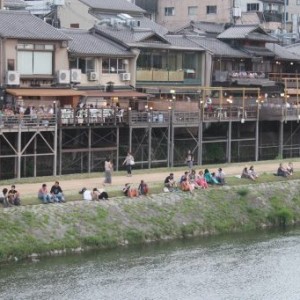 le long de la rivière Kamo à Pontocho