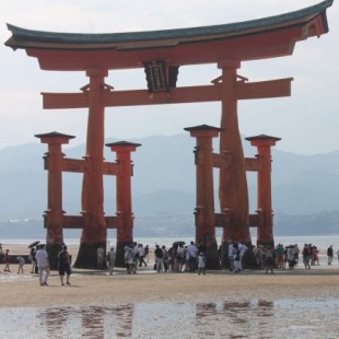le tori flottant de Miyajima à marée basse