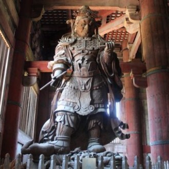 statue dans le temple Todai-ji à Nara