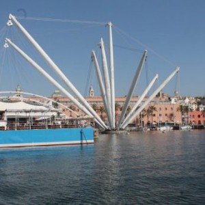 Mât de charge sur le port de Gênes