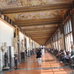 Gallerie des offices à Florence et ses longs couloirs