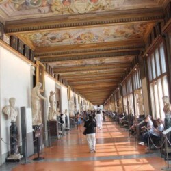 Gallerie des offices à Florence et ses longs couloirs