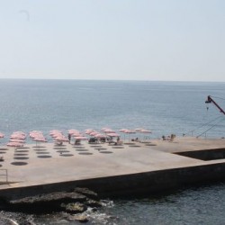 La plage partout où l'on peut installer des parasols sur le Corso Italia à Gênes