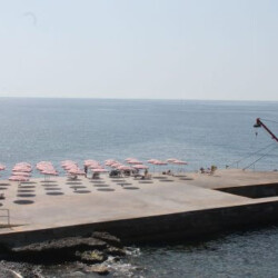 La plage partout où l'on peut installer des parasols sur le Corso Italia à Gênes